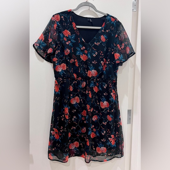 Vero Moda Black and Red Floral Mini Dress - Picture 1 of 6